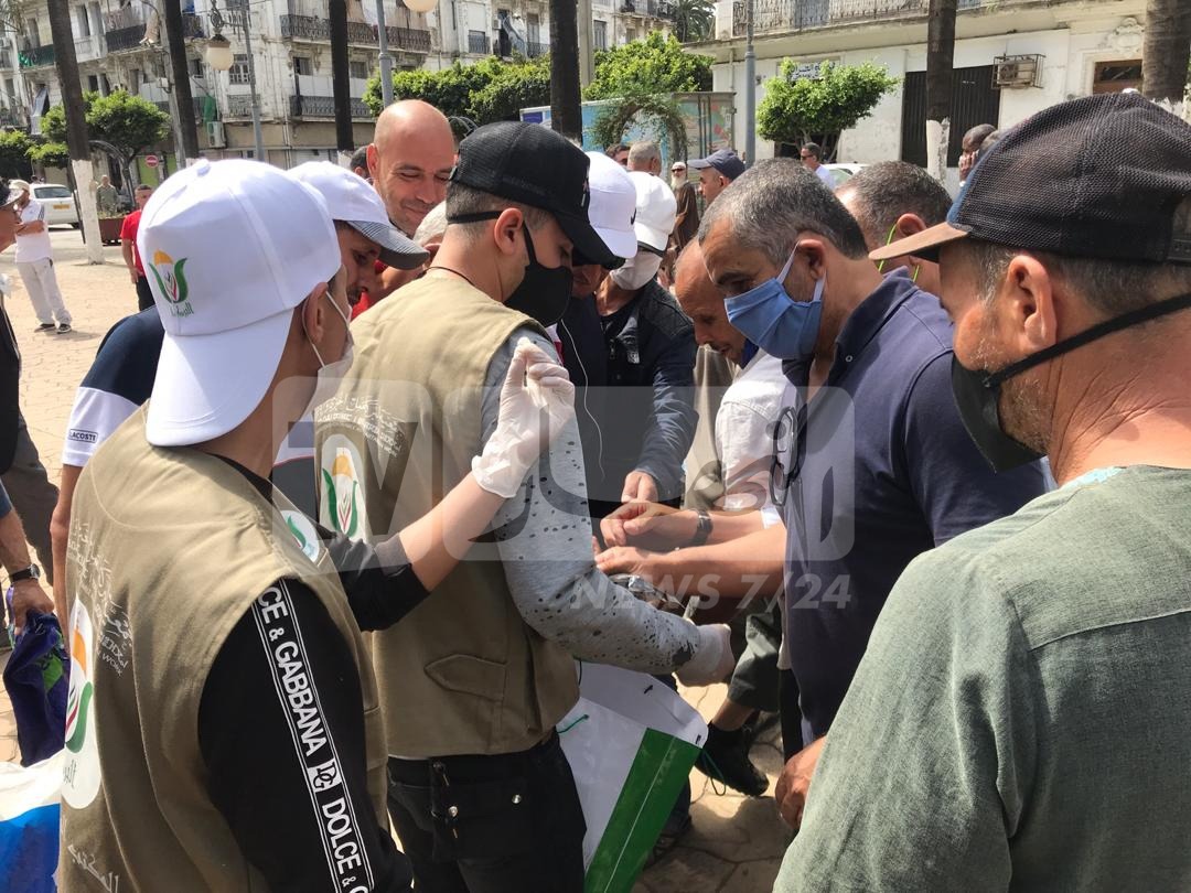 توزيع الكمامات