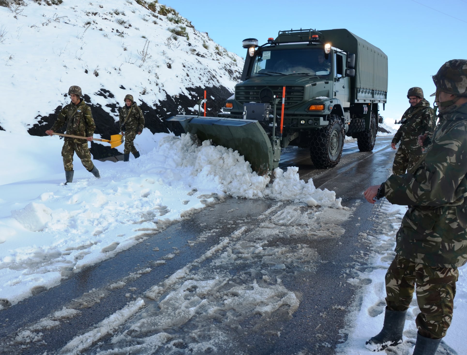 الجيش فك العزلة الثلوج