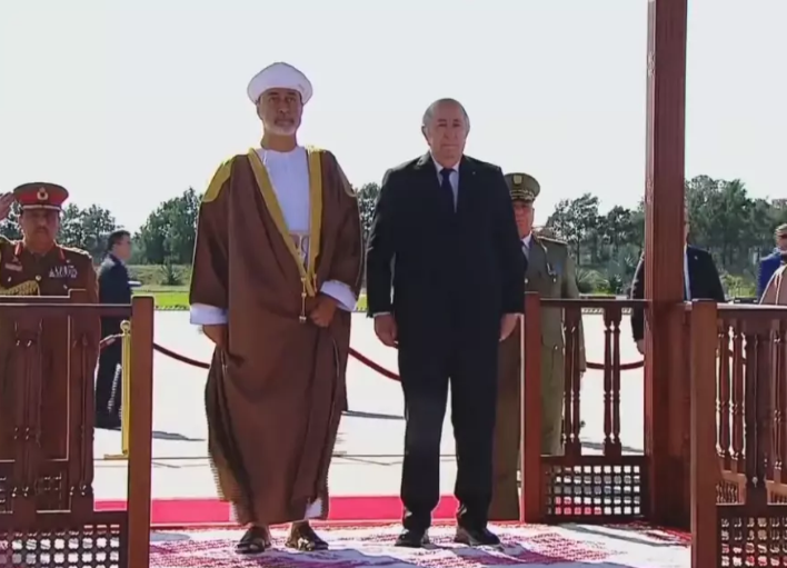 Le président de la République accueille le Sultan d’Oman à l’aéroport international Houari-Boumediene