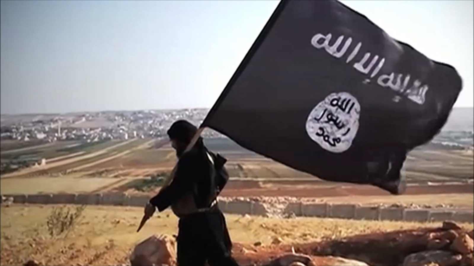 Террористы на фоне флага игил. Знамя ИГИЛ. Igil флаг. Черное Знамя Ислама.