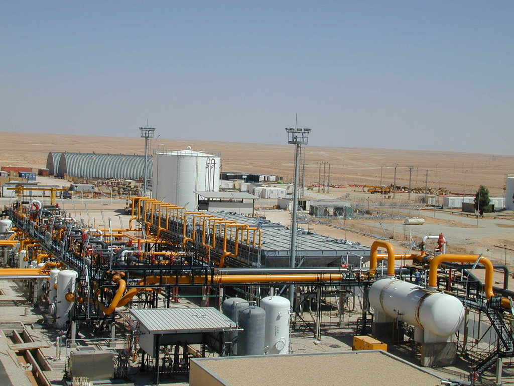 Gas field. Месторождение Хасси-Мессауд Алжир. Алжир завод нефти. Заводы в Египте. Нефтяной завод в Алжире в пустыне.