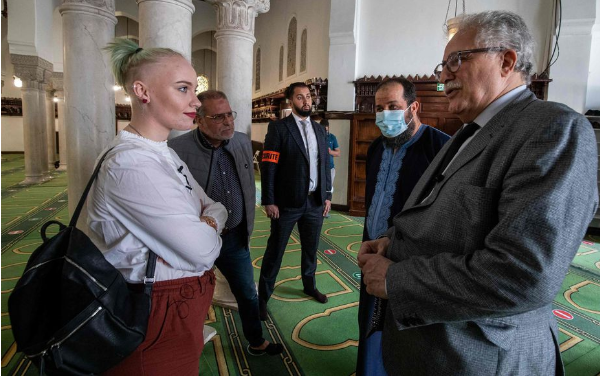 الفتاة الفرنمسية ميلة مع عميد مسجد باريس