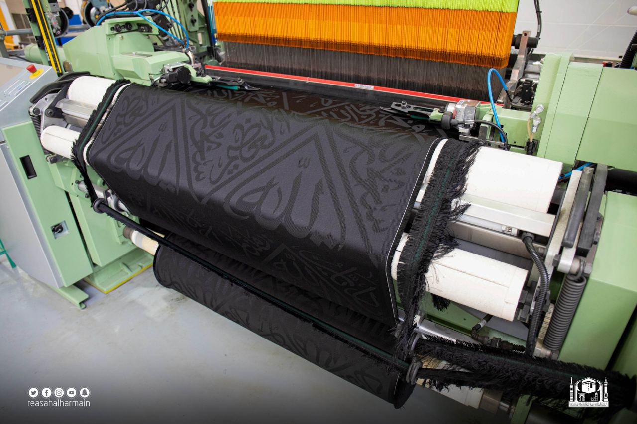 تبديل كسوة الكعبة