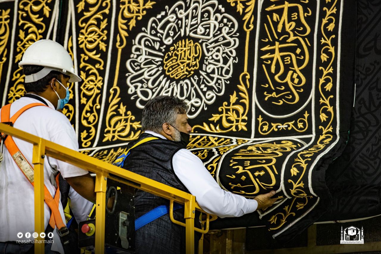 تبديل كسوة الكعبة