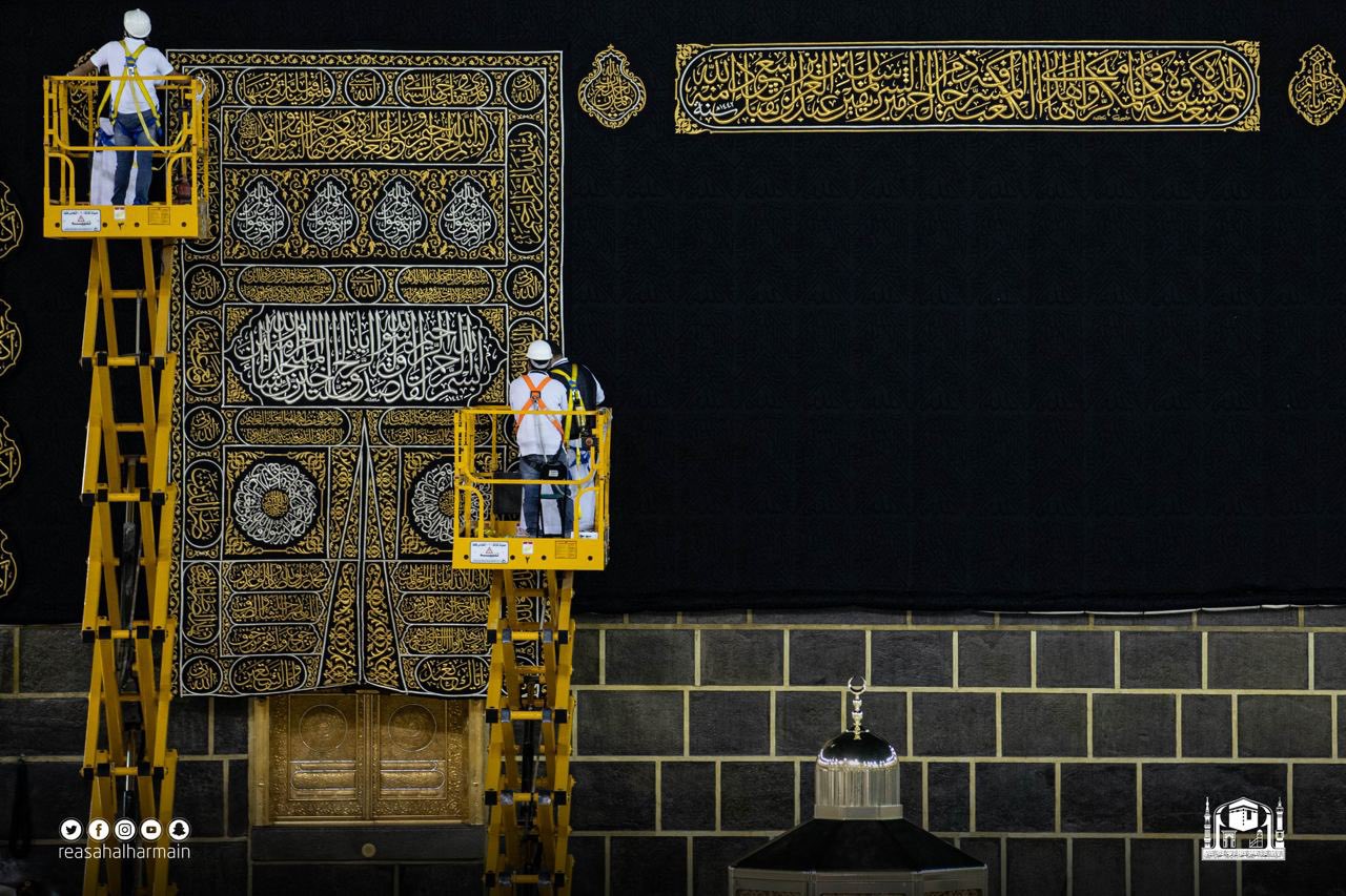 تبديل كسوة الكعبة