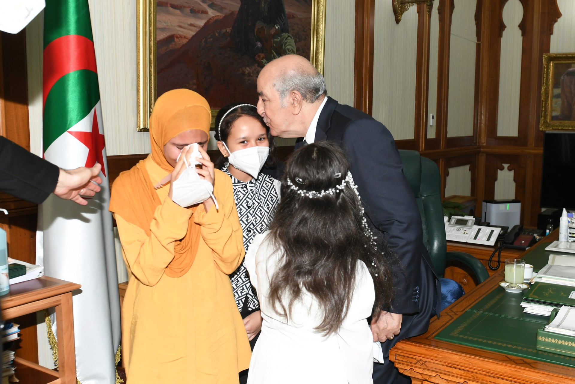 رئيس الجمهورية لدى استقباله المتفوقات في المسابقة العالمية للحساب الذهني