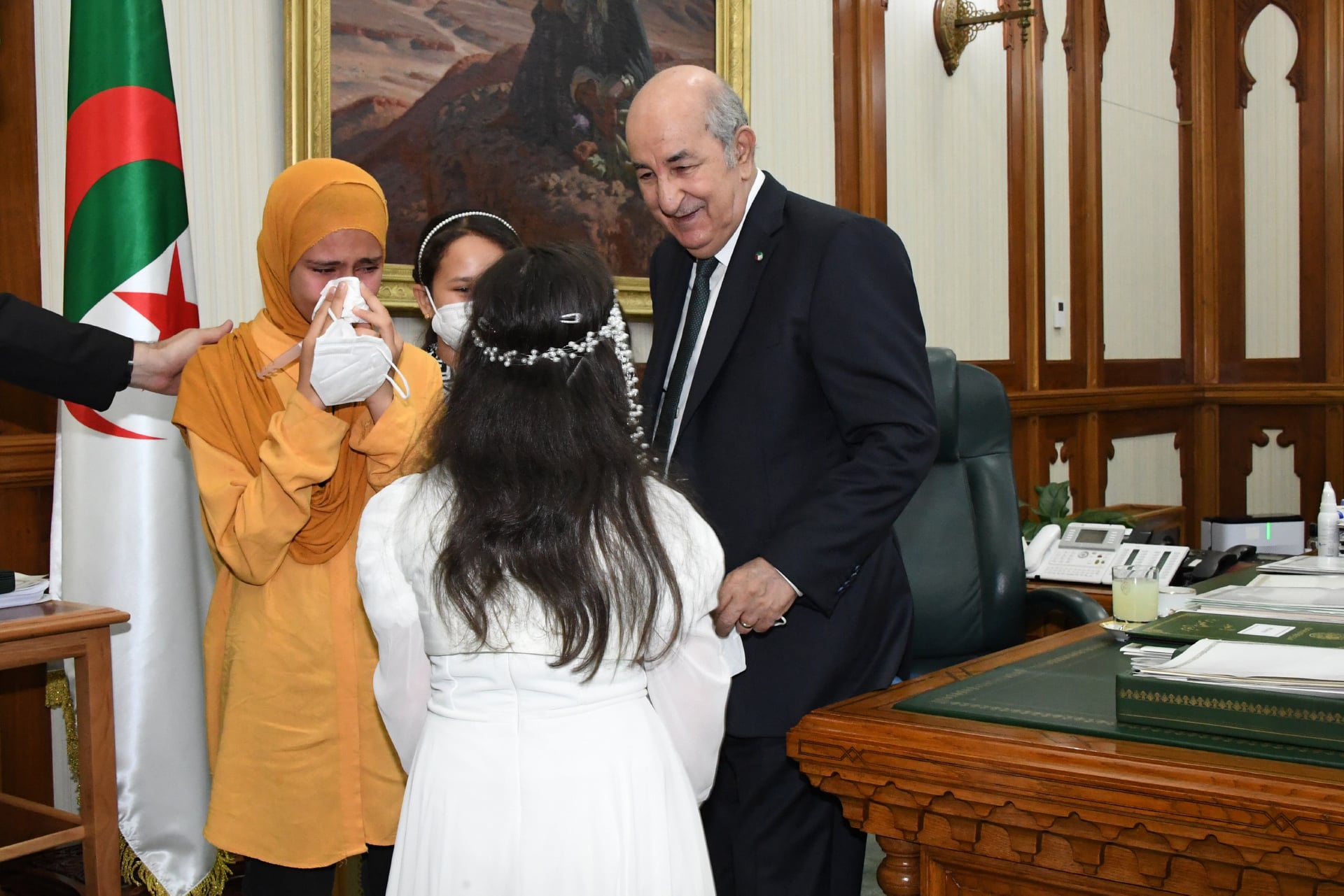 رئيس الجمهورية لدى استقباله المتفوقات في المسابقة العالمية للحساب الذهني