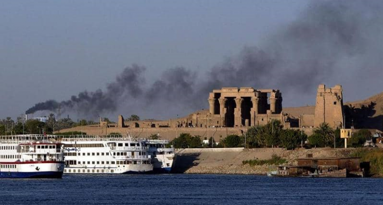 جنوح باخرة سياحية في نهر النيل