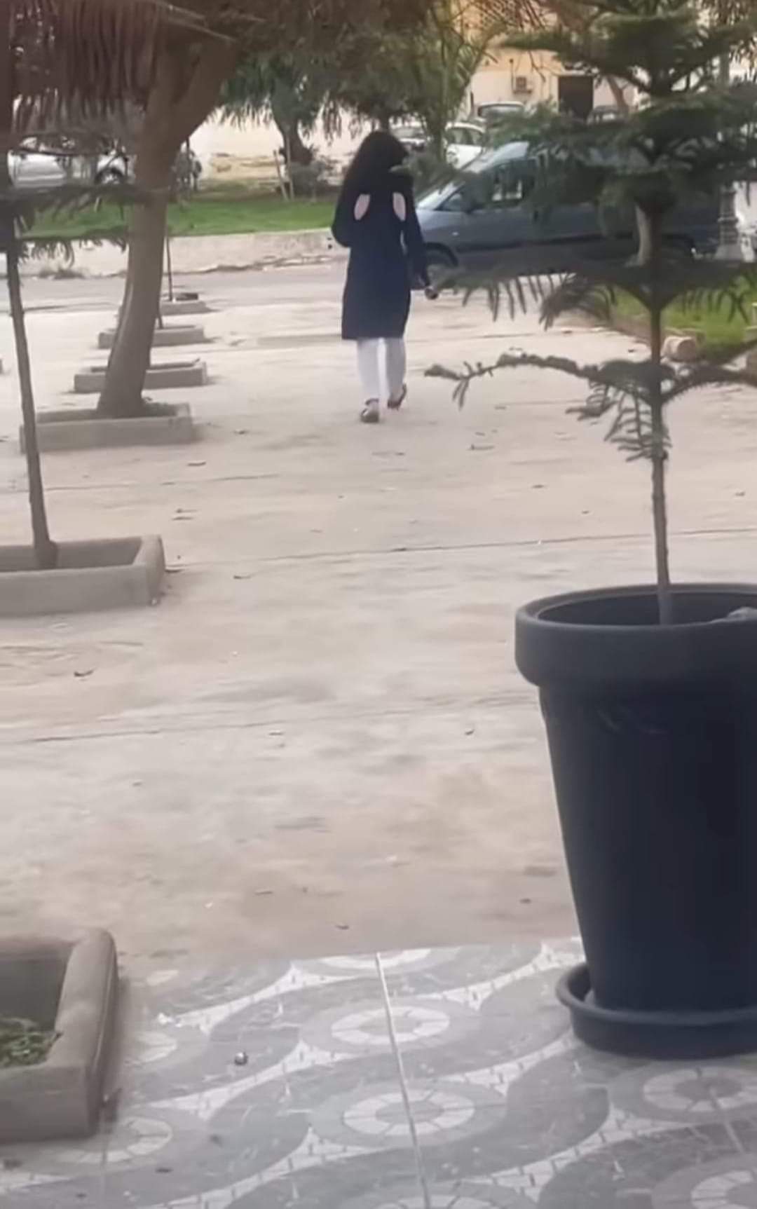 صورة متداولة لدر صاف وهي تمشي لوحدها بالشارع في حالة مزرية