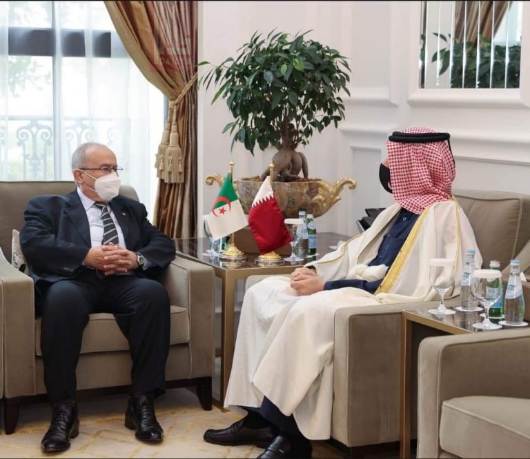 لعمامرة يعقد جلسة عمل مع نظيره القطري