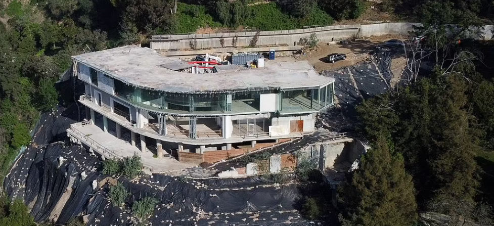 هدم قصر بيلا حديد جيجي 