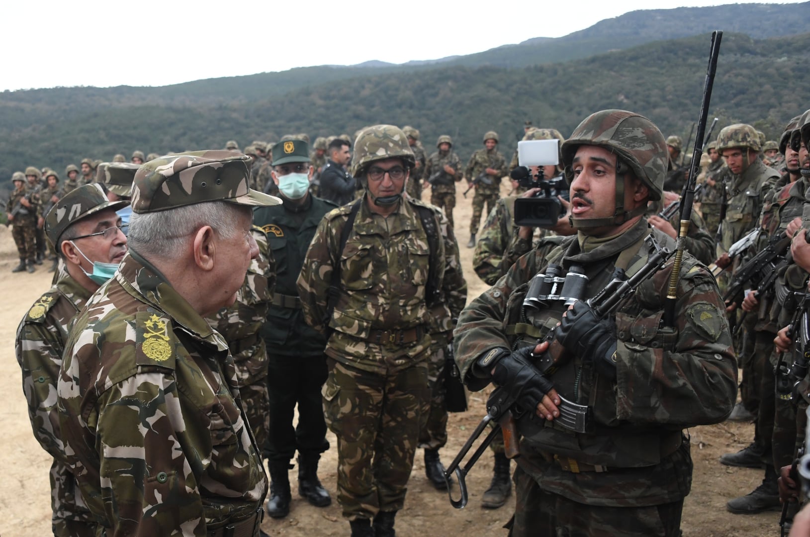 الفريق شنقريحة الدفاع القبض الإرهابيين