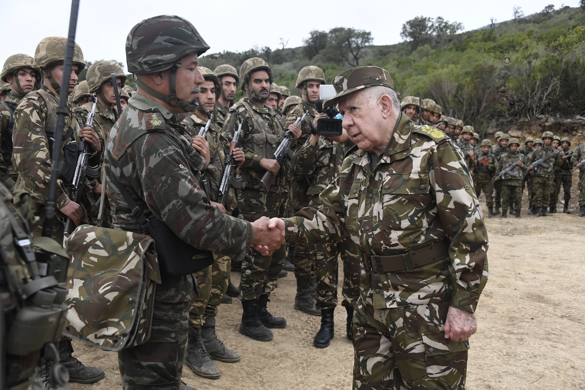 الفريق شنقريحة الدفاع القبض الإرهابيين