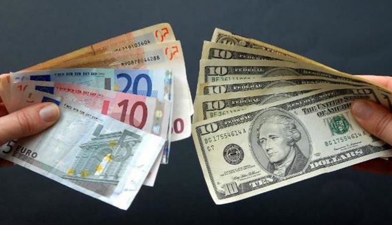 الأورو والدولار يتراجعان أمام الروبل الروسي