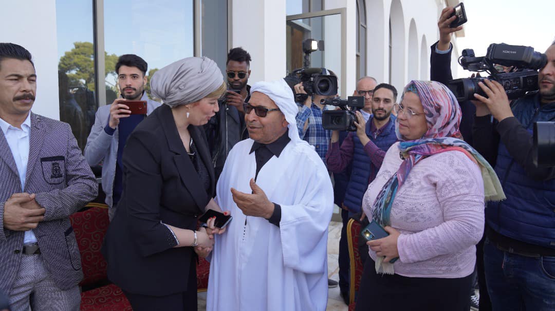 وزيرةالثقافة رفقة الفنان عبد الله مناعي