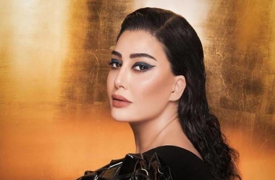 غادة عبد الرازق تظهر على كرسي متحرك وتُثير قلق جمهورها
