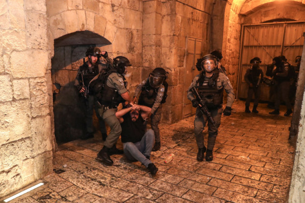 مركز فلسطين: الاعتقالات المكثفة للمعتكفين في الأقصى تهدف لتحقيق الردع والتخويف