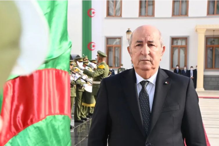 رئيس الجمهورية يصل إلى قصر الشعب لتلقي التهاني وإحياء الذكرى 69 لاندلاع الثورة