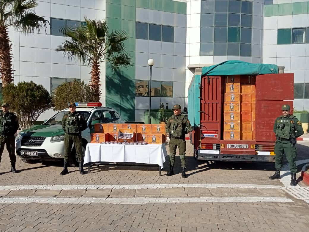درك أم البواقي يحجز قرابة 23 ألف كيس من الشمة المقلدة ويوقف شخص