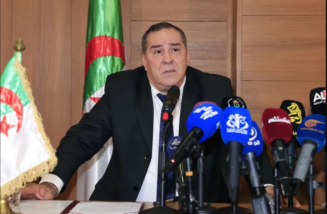 تحطم مروحية عسكرية..وزير الاتصال يوقع على سجل تعازي بسفارة جمهورية غانا