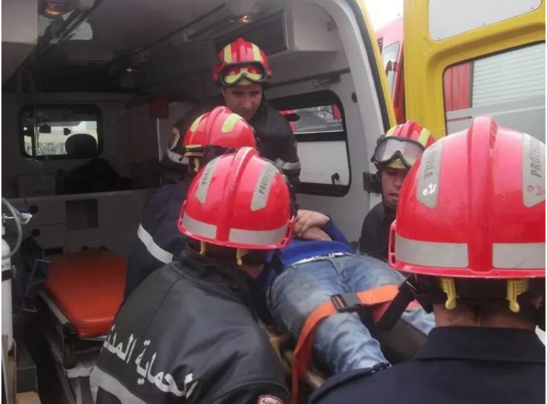 وفاة 3 أشخاص وإصابة اثنين آخرين في حادث دهس شاحنة لنقل السيارات بالطارف