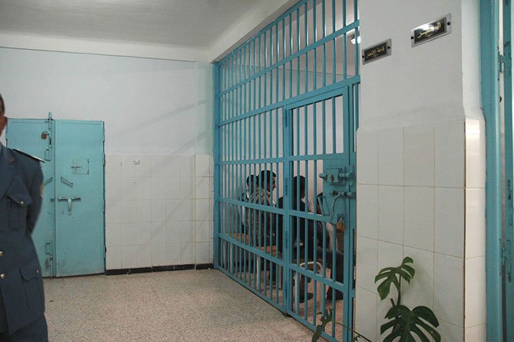 الجزائر – أحكام بالسجن ما بين 7 و3 سنوات لعصابة اختطفت شابا في عيد الأضحى وقامت بتصويره لابتزازه بهراوة.