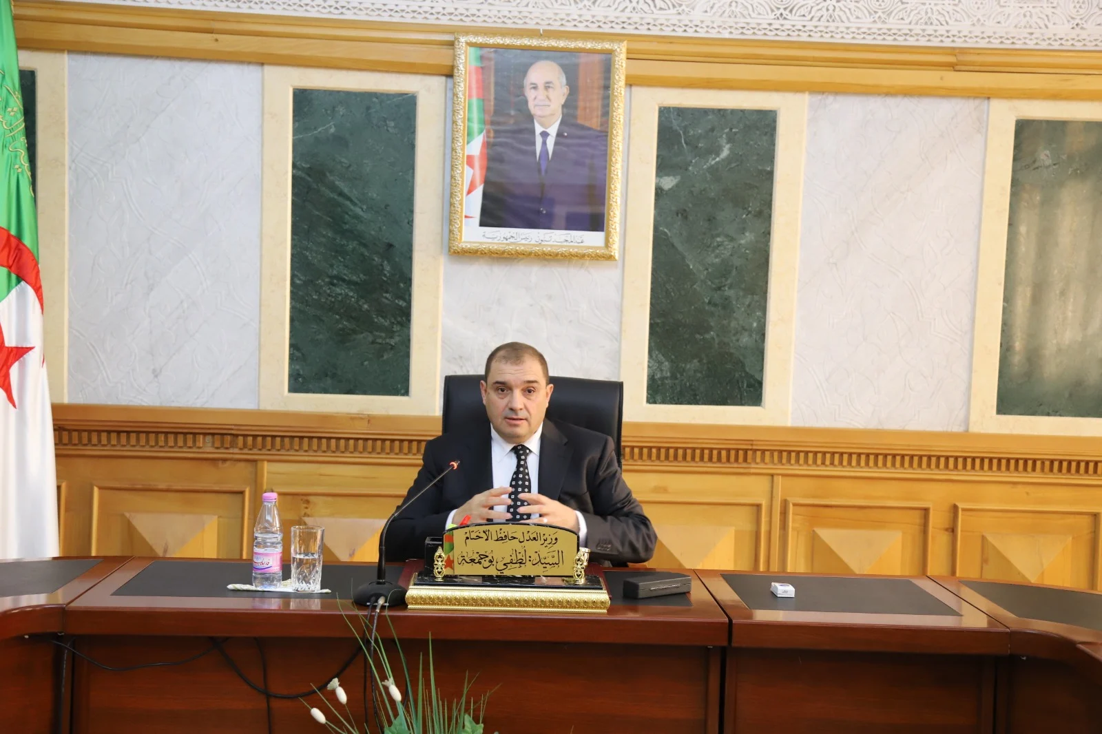 وزير العدل: الدولة حريصة على التكفل بانشغالات أمناء الضبط ومنحهم الأولية في سكنات وظيفية