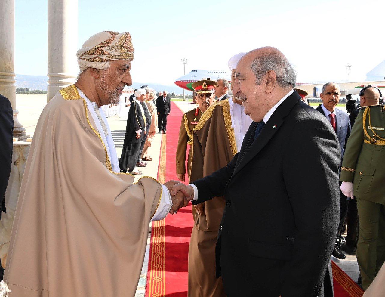 رئيس الجمهورية يُودع سلطان عمان بمطار الجزائر