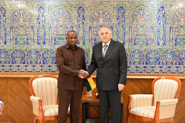 سفير غينيا بيساو يؤدي زيارة وداع لعطاف