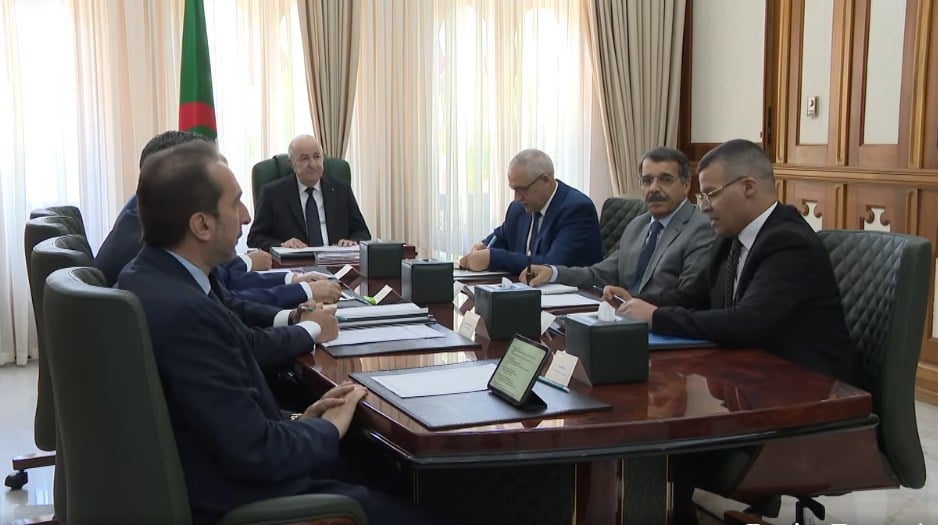 الرئيس تبون يترأس اجتماع عمل خُصص لتفعيل خدمة الشباك الوحيد
