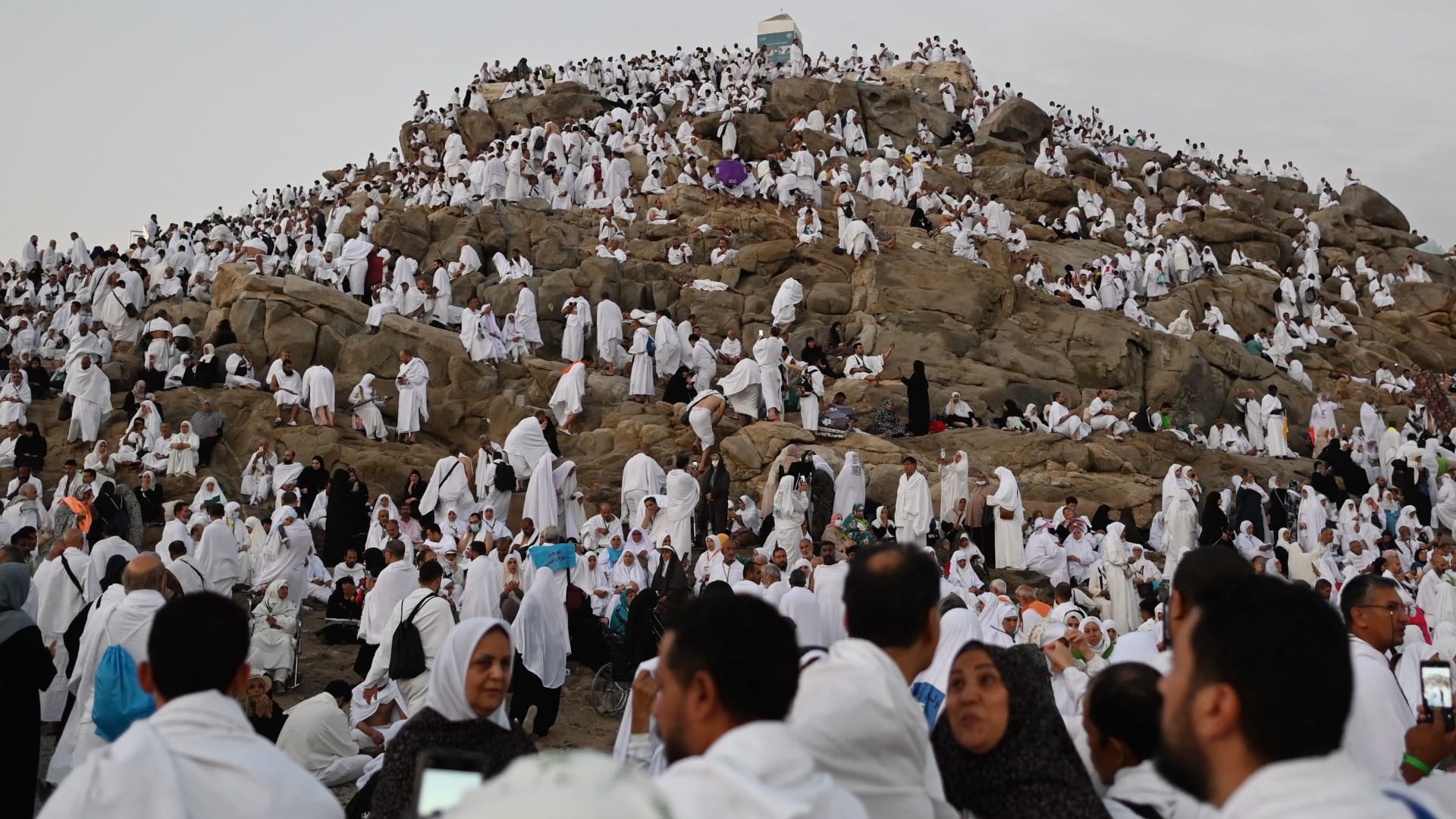ضيوف الرحمن يؤدون ركن الحج الأعظم على صعيد عرفات