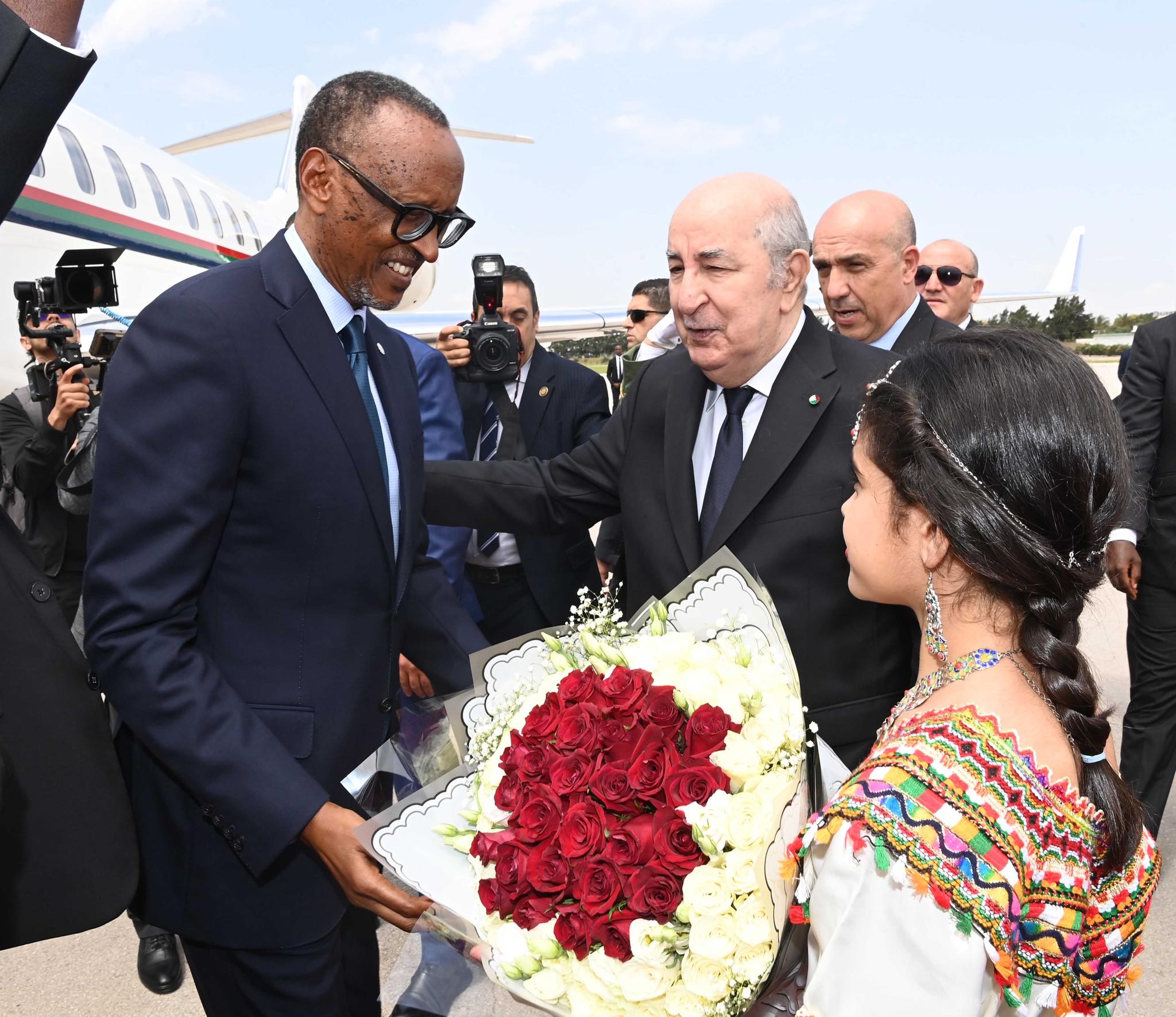 رئيس رواندا يضع إكليلا من الزهور أمام النصب التذكاري بمقام الشهيد