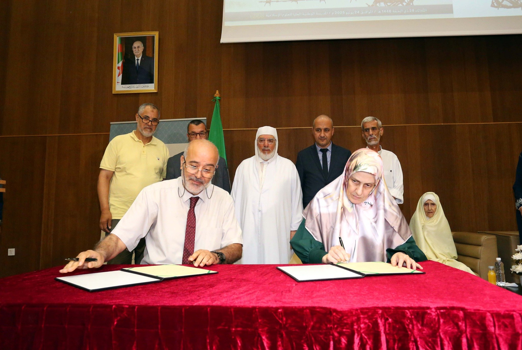 عميد جامع الجزائر يتسلم مكتبة الشّيخ يخلف بوعناني وقفًا على “دار القرآن”