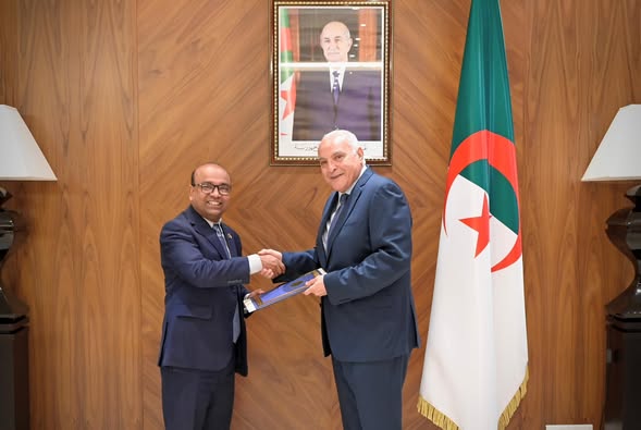 عطاف يتسلم نسخاً من أوراق اعتماد السفير الجديد لبنغلاديش لدى الجزائر
