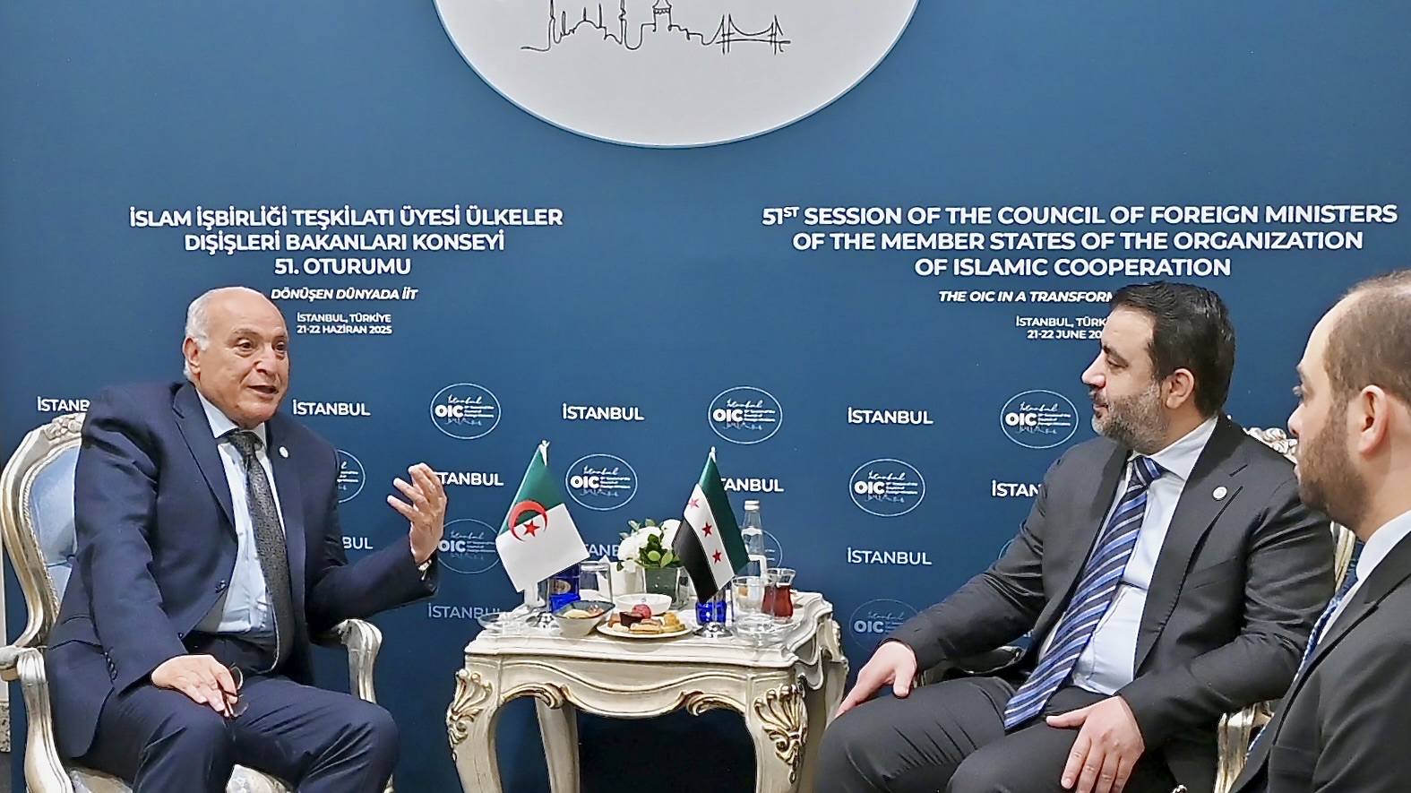 عطاف يبحث مع نظيره السوري أوضاع الشرق الأوسط ودعم الجزائر لسوريا