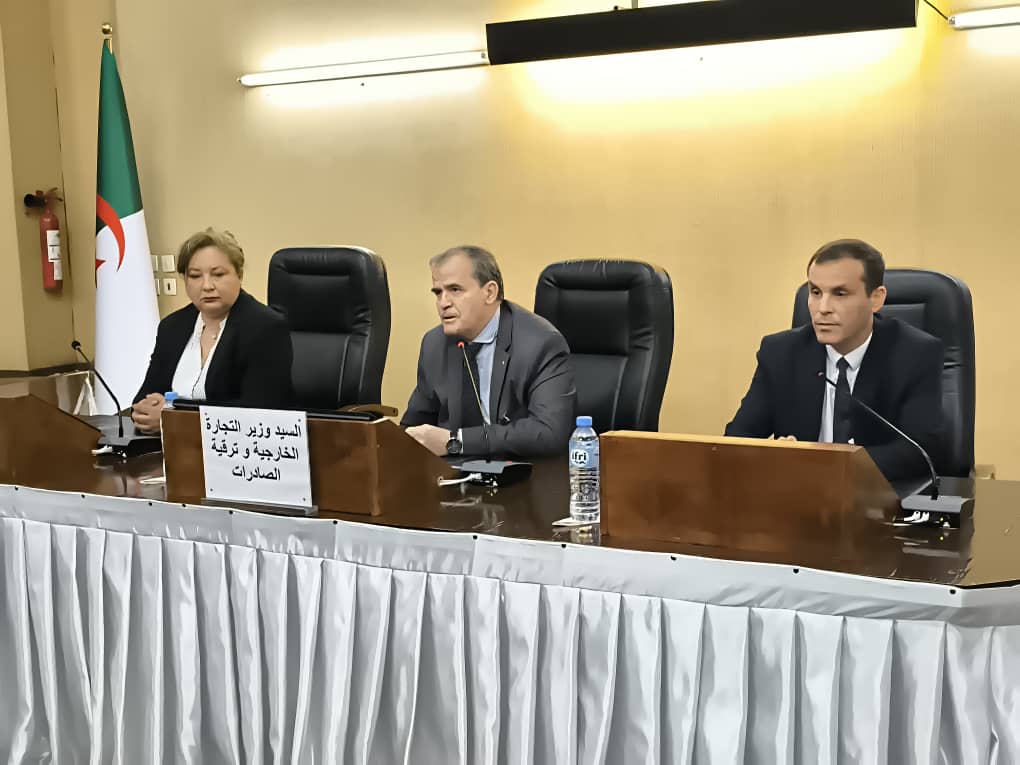 رزيق يسلم وثائق التوطين البنكي لعدد من المتعاملين الاقتصاديين