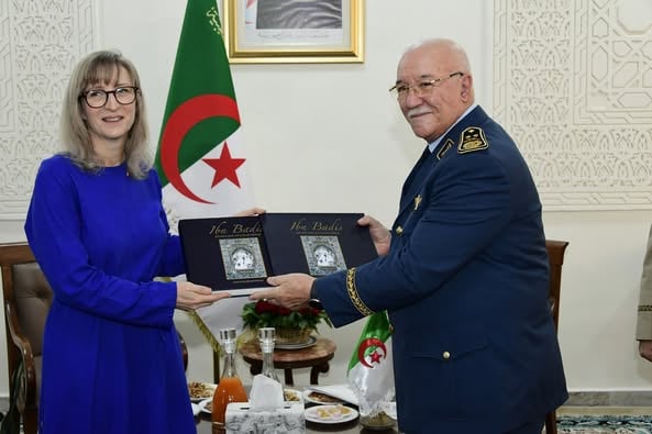 الأمين العام لوزارة الدفاع الوطني يستقبل سعادة سفيرة كندا بالجزائر