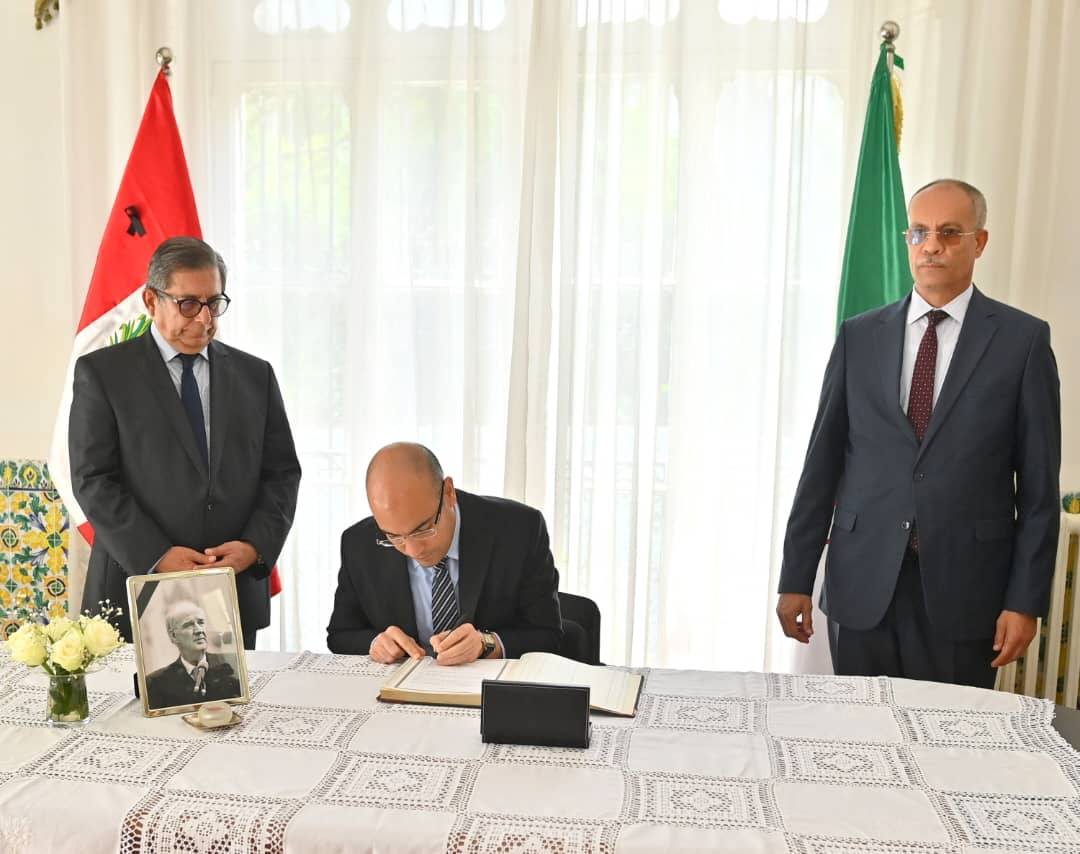 الجزائر تُوقّع على سجل التعازي في وفاة وزير خارجية البيرو الأسبق