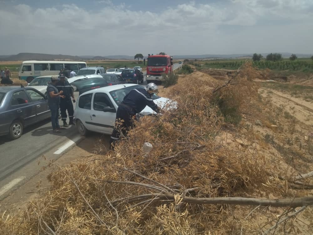سيدي بلعباس.. 11 جريحا في اصطدام بين سيارة وحافلة