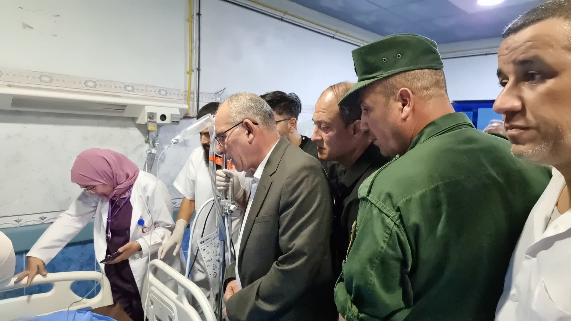 الأمين العام لولاية البيض يتنقل إلى المستشفى للاطمئنان على جرحى حادث المرور المروع