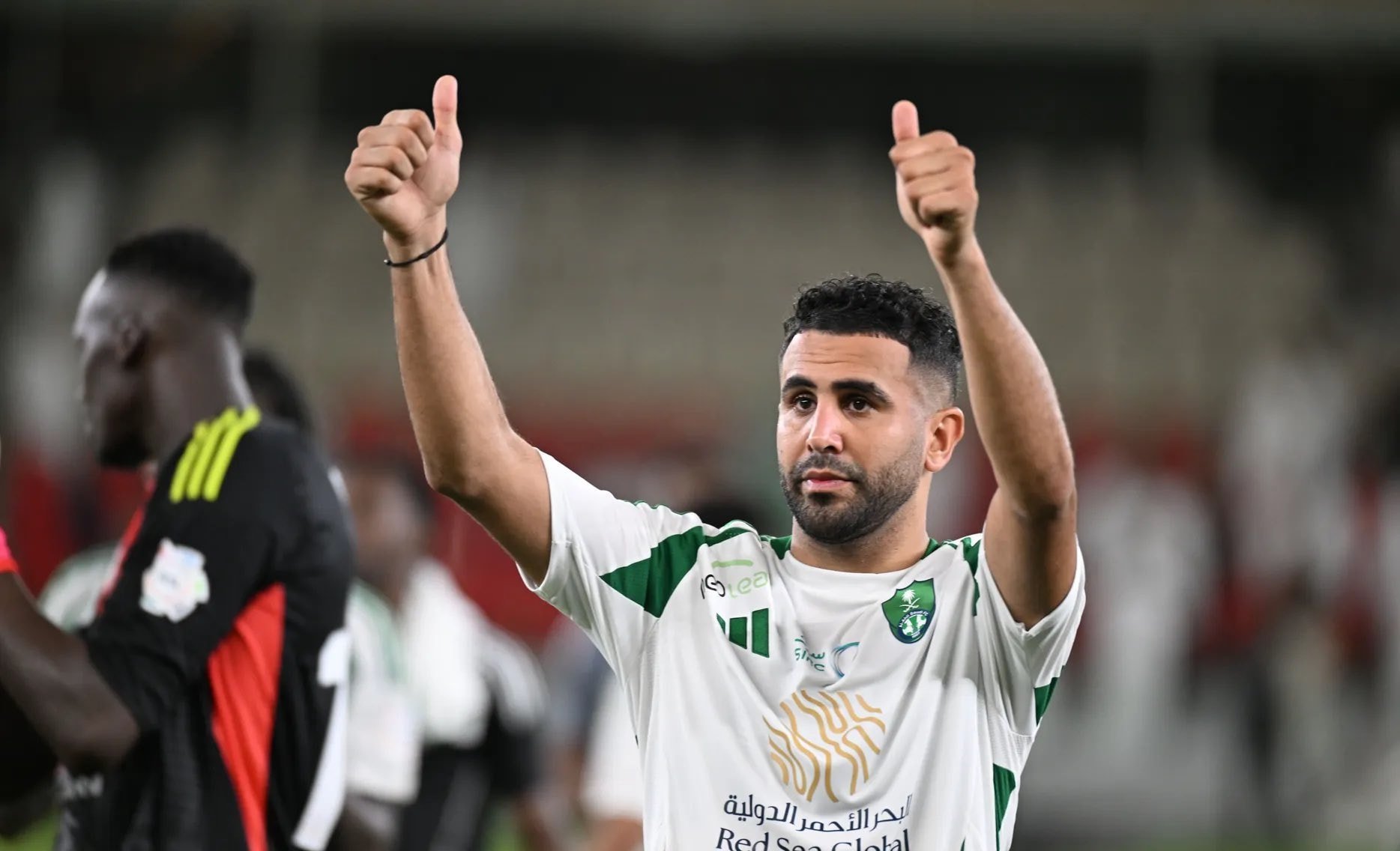 محرز “اللعب مع ميسي حلم ..رونالدو مذهل وتمنيت اللعب مع بن زيمة في الجزائر”