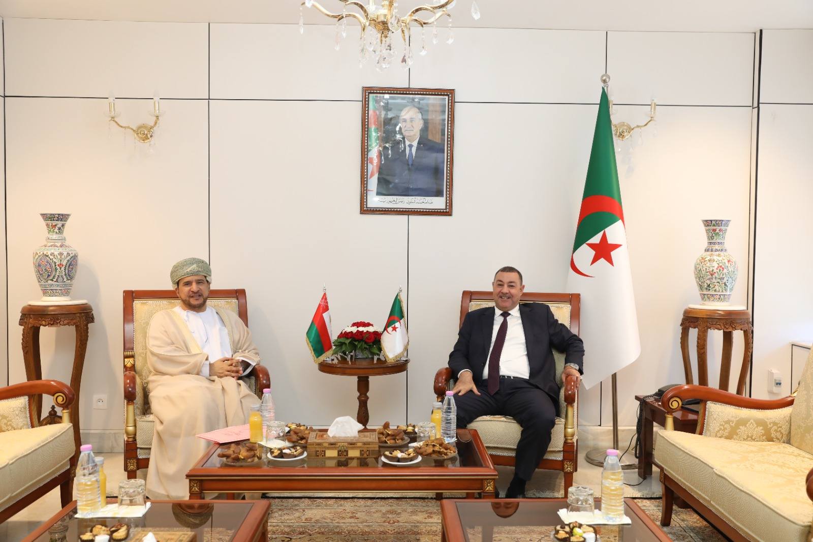 الجزائر وسلطنة عمان يدرسان سبل تعزيز التعاون بمجال النقل