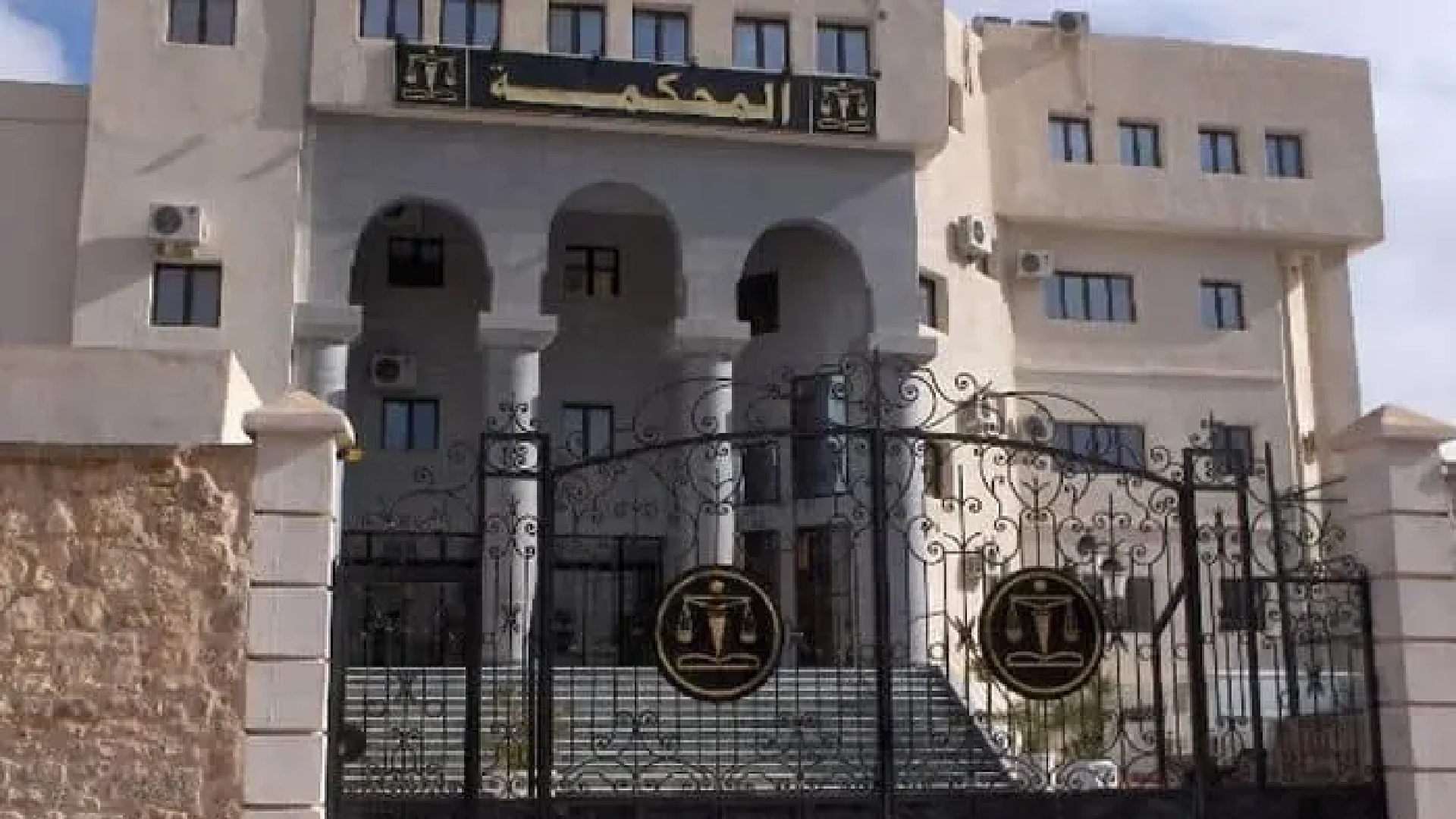توقيف بائع الملابس بساحة الشهداء بعد أن قام بتحطيم سيارة الشرطة