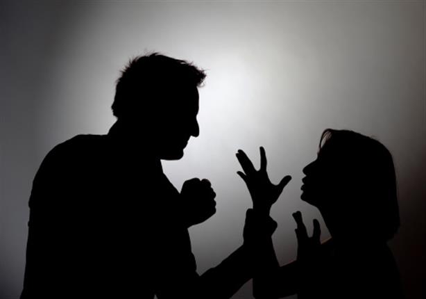 سطحي مزاجي وكأني به مراهق.. كيف العمل من زوج ليس منه أمل؟
