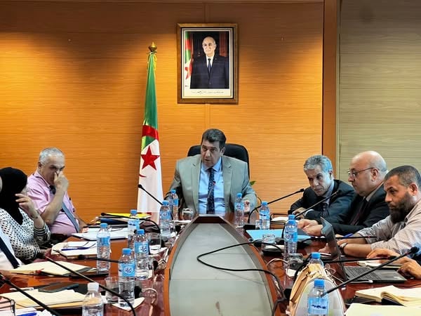 وزارة التجارة تدعو إلى تكثيف الرقابة على أسعار الموز والتفاح واللحوم الحمراء