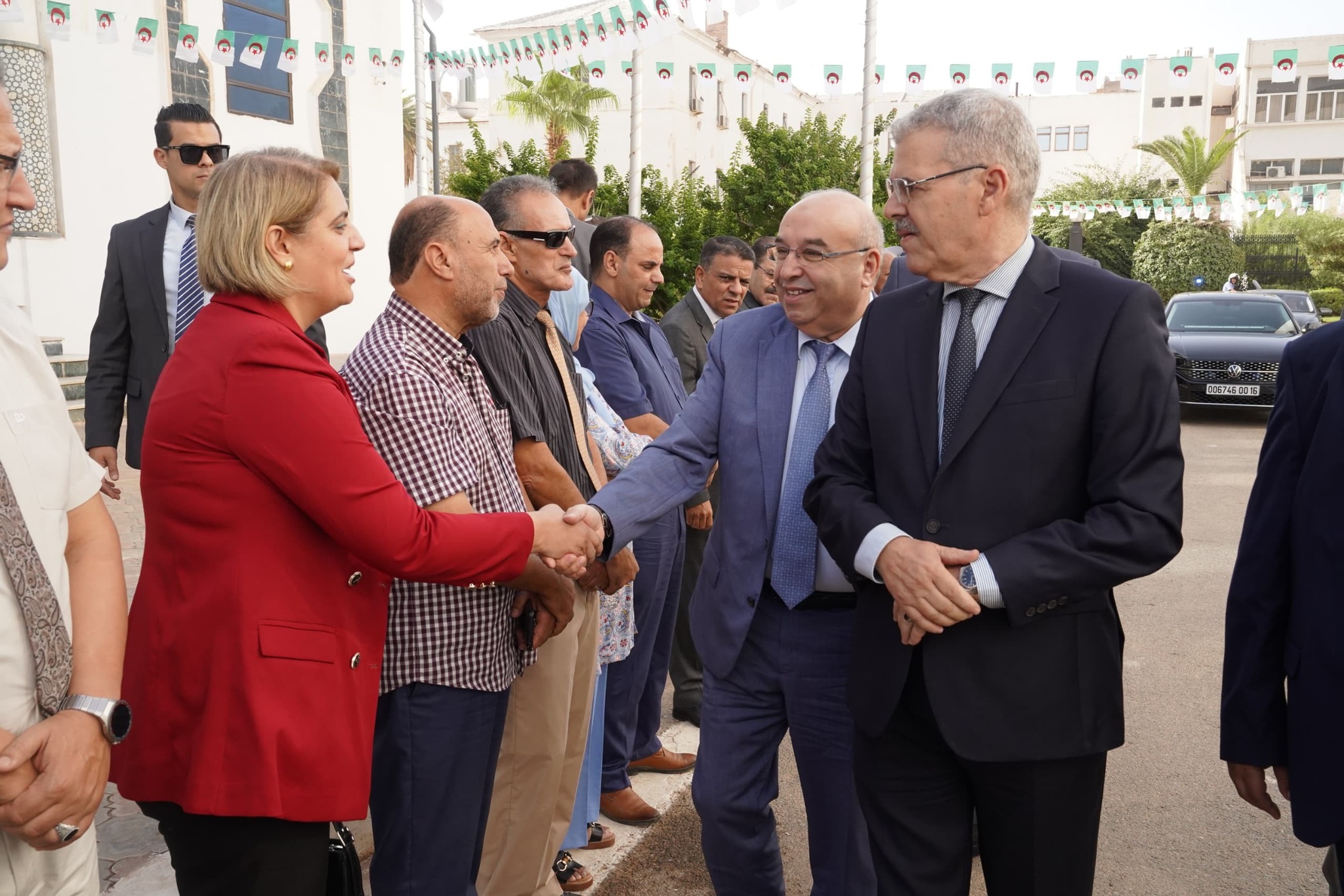 قويدري يزور سيدي بلعباس للوقوف على نشاط عدد من المؤسسات المتخصصة في انتاج الأدوية