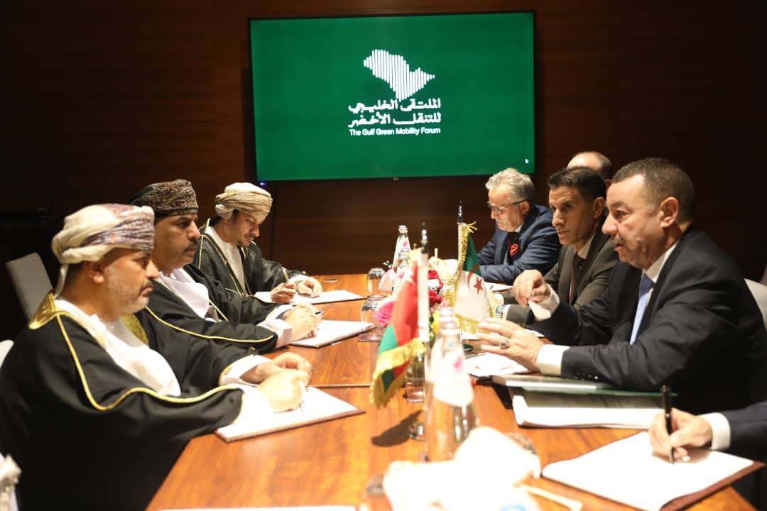 وزير النقل في زيارة عمل إلى سلطة عمان