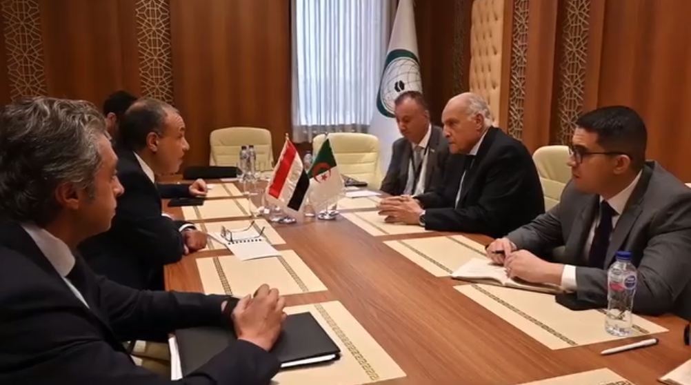 عطاف يلتقي نظيره المصري في جدة