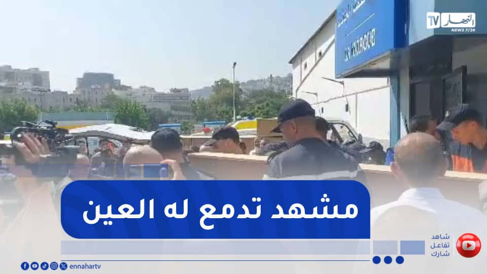 شاهد..تسليم نعش أحد الضحايا لأهله..”الله أكبر”