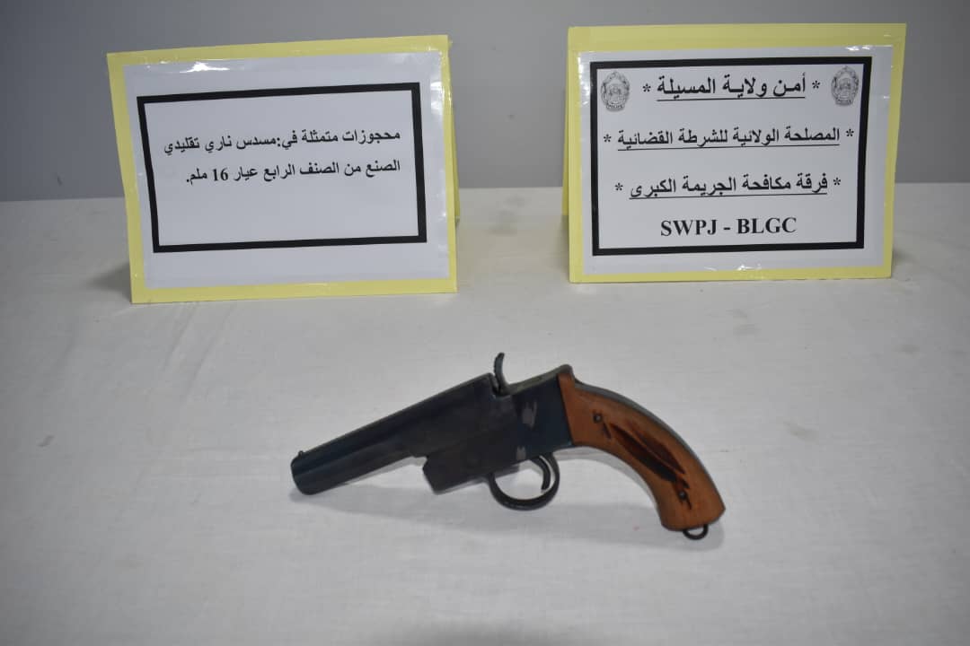 المسيلة: توقيف شخص وحجز مسدس تقليدي الصنع